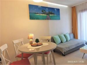 Posezení v ubytování TROPICAL Playa z widokiem na morze, 400 m do plaży La Mata Beach