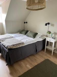 1 cama grande en un dormitorio con mesa en Villa Löfström en Timmernabben