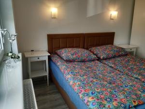 sypialnia z łóżkiem z 2 poduszkami w obiekcie Apartament Na górce w Łagowie