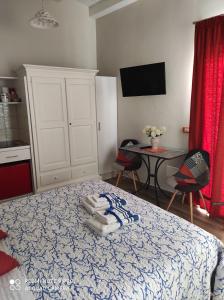 A television and/or entertainment centre at Case Vacanza Le Casette