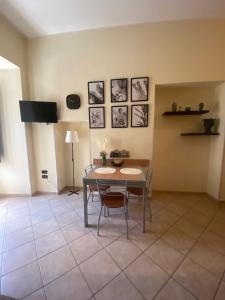 A television and/or entertainment centre at Guest House Via Poerio