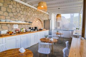 A kitchen or kitchenette at Hawk Stone