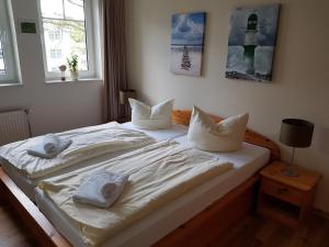 a bedroom with two beds with towels on them at Störti's Nr 18 in Baabe