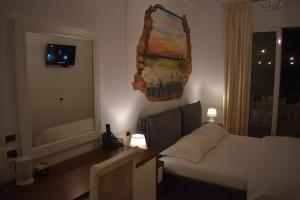 Rúm í herbergi á COSMO Beach Hotel