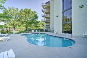 Gatlinburg Condo with Mountain Views and Pool Access 내부 또는 인근 수영장