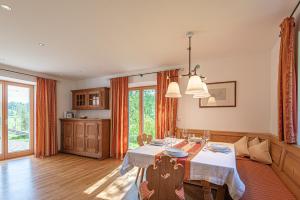 ein Esszimmer mit einem Tisch und einer Küche in der Unterkunft Ferienhaus Schlierachtal in Miesbach