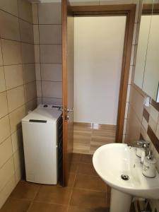 Φωτογραφία από το άλμπουμ του Perama View Apartments στην Ελεούσα