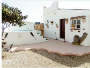 Casa con patio y piscina en Casa del abuelo antonioTrujillo en Conil de la Frontera