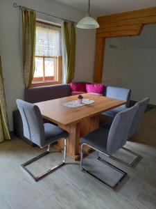 una mesa de madera y sillas en la sala de estar. en Nagelehof 3, en Ainet