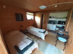 Draufsicht auf ein Schlafzimmer mit zwei Betten und einer Küche in der Unterkunft Knutstorp Ranch in Tyringe