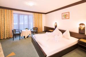 Postel nebo postele na pokoji v ubytování Hotel Neue Burg