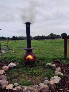 Imagem da galeria de The Feathers Shepherds Hut em Áth Eascrach