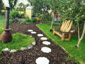 Um jardim no exterior de The Feathers Shepherds Hut