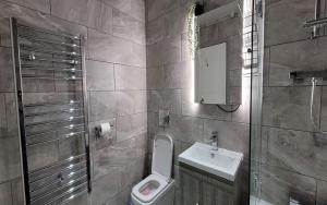 Bilik mandi di Doncaster City Centre Deluxe Whole Apartment sleeps 4 D2