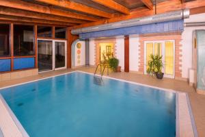 a large blue swimming pool in a building at Hotel Neue Burg in Nauders