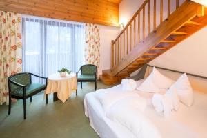 Posteľ alebo postele v izbe v ubytovaní Hotel Neue Burg + 21 fotografií