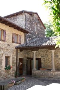 een groot stenen huis met een grote ingang bij Historical House Medieval Abbey - Al Chiostro in Sotto il Monte