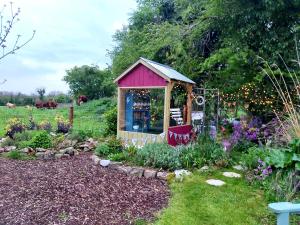 Um jardim no exterior de The Feathers Shepherds Hut