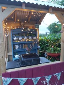 Imagem da galeria de The Feathers Shepherds Hut em Áth Eascrach