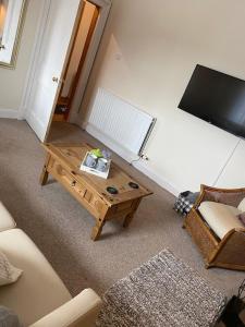 TV a/nebo společenská místnost v ubytování The Ramblers Rest - whole apartment - pet friendly - close to amenities and walks + 22 fotografií