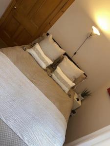 Postel nebo postele na pokoji v ubytování The Ramblers Rest - whole apartment - pet friendly - close to amenities and walks