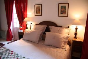 Ein Bett oder Betten in einem Zimmer der Unterkunft Château de Bournand B&B