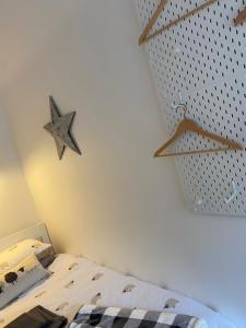 Postel nebo postele na pokoji v ubytování The Ramblers Rest - whole apartment - pet friendly - close to amenities and walks