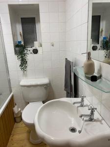 Koupelna v ubytování The Ramblers Rest - whole apartment - pet friendly - close to amenities and walks