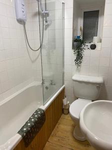 Koupelna v ubytování The Ramblers Rest - whole apartment - pet friendly - close to amenities and walks