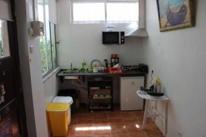 una piccola cucina con lavandino e bancone di 5th Element Beach House Caparica a Costa da Caparica