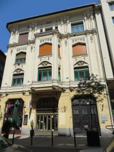 ブダペストにあるRáday Street Apartment Budapestの建物前通りの建物