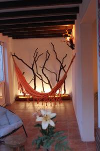una hamaca en una sala de estar con un árbol en 5th Element Beach House Caparica, en Costa da Caparica