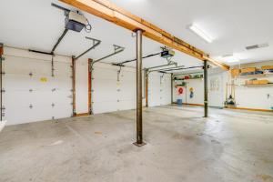un garaje vacío con paredes blancas y vigas de metal en The Art of Relaxation, en Beech Mountain