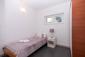 Postel nebo postele na pokoji v ubytování Amazing house W pool and big sunny terrace close to sea & beach + 44 fotografií