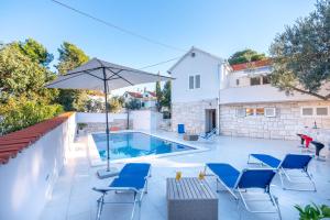 Bazén v ubytování Amazing house W pool and big sunny terrace close to sea & beach nebo v jeho okolí