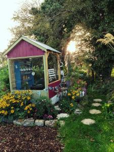 Um jardim no exterior de The Feathers Shepherds Hut
