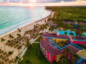 Luftblick auf ein Resort und den Strand in der Unterkunft Caribe Deluxe Princess - All Inclusive in Punta Cana