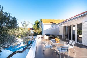 Balkón nebo terasa v ubytování Amazing house W pool and big sunny terrace close to sea & beach