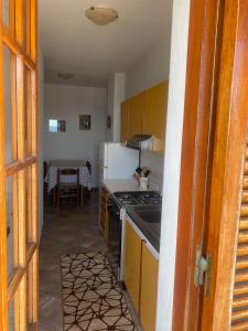 una cucina con piano cottura e frigorifero di Appartamenti Casa Conte a Ischia
