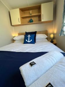 莫克姆的住宿－Charming 2-Bed Cottage in Morecambe，床上有蓝色和白色的枕头
