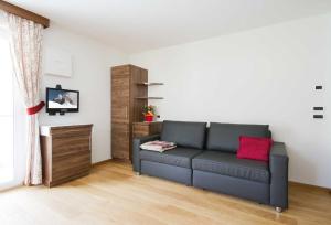 sala de estar con sofá y mesa en Apartment Romana, en Selva di Val Gardena