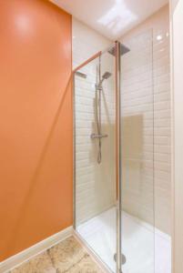 eine Dusche mit Glastür im Badezimmer in der Unterkunft Old Town Centre Apartment 5 mins to Edinburgh Castle in Edinburgh