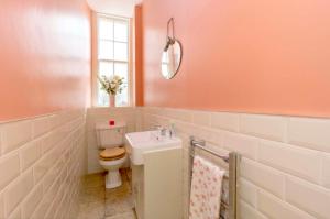 ein Badezimmer mit Toilette und Waschbecken in der Unterkunft Old Town Centre Apartment 5 mins to Edinburgh Castle in Edinburgh + 4 Fotos