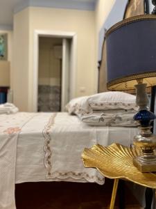 A bed or beds in a room at B&B 'Degli Artisti'