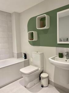 ein Badezimmer mit einer weißen Toilette und einem Waschbecken in der Unterkunft Modern apartment in central quiet York with free Parking - Contemporary new building in York