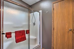 Ένα μπάνιο στο Cozy Black Hills Home 13 Acres with Deck and Views!