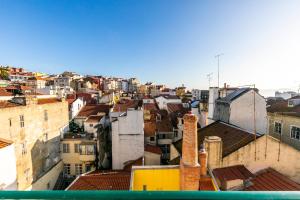 vistas a una ciudad con edificios y tejados en Poiais de São Bento by SpotOn Apartments, en Lisboa