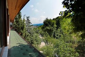 einen Blick vom Balkon eines Hauses mit Bäumen in der Unterkunft Kapri Termal Hotel & Kaplica Yalova in Termal