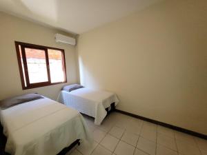 Tempat tidur dalam kamar di Partiu Praia SC- Pinheira