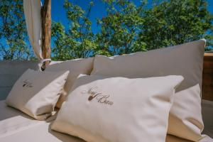 En eller flere senger på et rom på Nono Ban Hotel & Villa